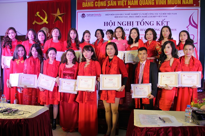 Hội đào tạo phát triển nghề làm đẹp Việt Nam tổ chức Gala Xuân đỏ Sáng tỏ tương lai